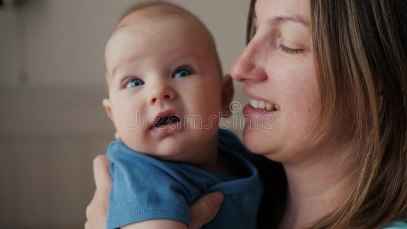 Jonge Moeder die haar Pasgeboren Slaapkind houden De familie thuis, mamma en baby de jongen in slaapkamer, mothe kussen het kusse