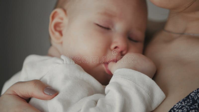 Jonge Moeder die haar Pasgeboren Slaapkind houden Familie thuis