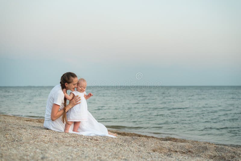 Jonge moeder en baby op zandige stranden Vakantie op zee met kleine kinderen stock afbeeldingen Jonge moeder en baby op zandige stranden Vakantie op zee met kleine kinderen stock afbeeldingen