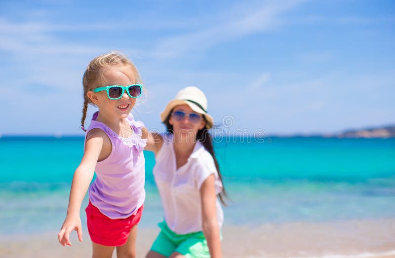 Jonge moeder en haar schattige dochtertje stock foto