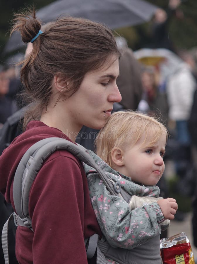 Jonge moeder en haar kind bij het protest stock afbeeldingen Jonge moeder en haar kind bij het protest stock afbeeldingen