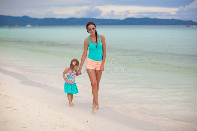 Jonge moeder en haar kleine dochter genieten van royalty-vrije stock afbeeldingen