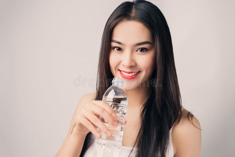 Jonge mooie Aziatische vrouw met smileygezicht en rode lippen holdin royalty-vrije stock fotografie Jonge mooie Aziatische vrouw met smileygezicht en rode lippen holdin royalty-vrije stock fotografie