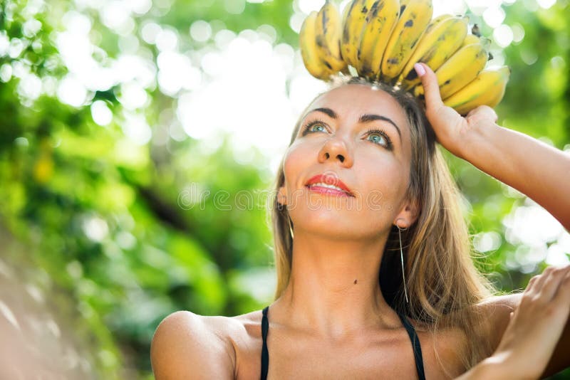 Jonge mooie de bruine kleur Kaukasische vrouw van de fruitkoningin stock foto Jonge mooie de bruine kleur Kaukasische vrouw van de fruitkoningin stock foto