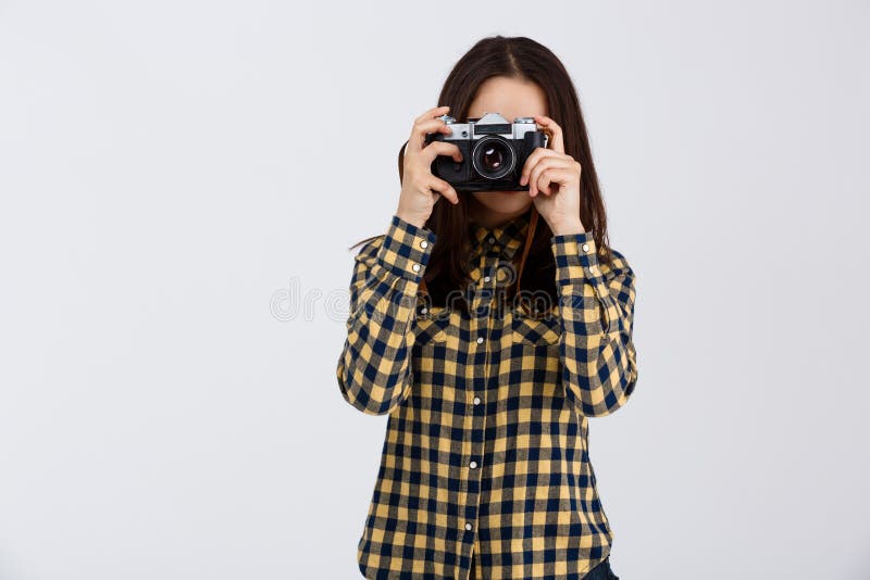 Jonge mooie donkerbruine fotograaf over witte achtergrond royalty-vrije stock fotografie Jonge mooie donkerbruine fotograaf over witte achtergrond royalty-vrije stock fotografie