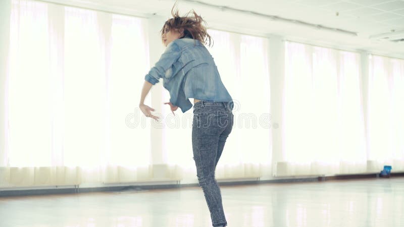 Jonge mooie meisjes dansende hiphop in dansstudio in 4K
