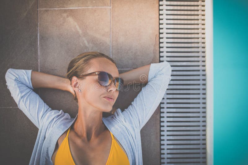 Jonge Mooie Suntanned-Vrouw die zonnebril dragen royalty-vrije stock fotografie Jonge Mooie Suntanned-Vrouw die zonnebril dragen royalty-vrije stock fotografie