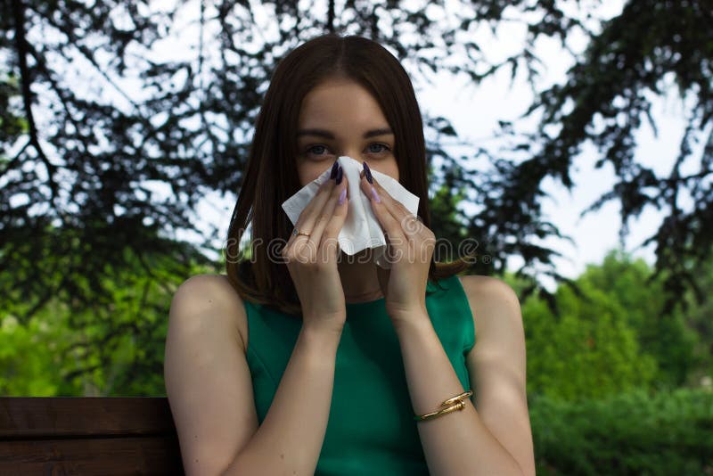 Jonge mooie vrouw, allergie, warm weer royalty-vrije stock afbeelding Jonge mooie vrouw, allergie, warm weer royalty-vrije stock afbeelding