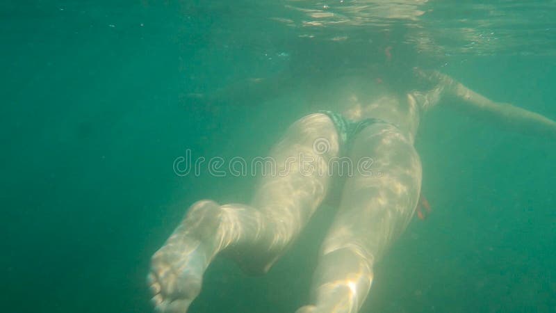 Jonge Mooie Vrouw die in Bikini in Blauw Overzees Onderwater, Onderwaterschot duiken