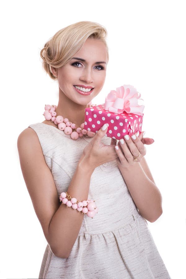 Jonge mooie vrouw die kleine giftdoos met lint houdt royalty-vrije stock foto's Jonge mooie vrouw die kleine giftdoos met lint houdt royalty-vrije stock foto's