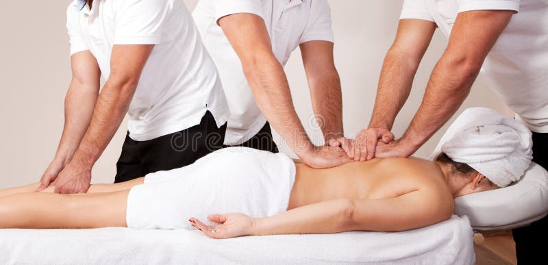 Jonge mooie vrouw die massage krijgt stock afbeelding Jonge mooie vrouw die massage krijgt stock afbeelding