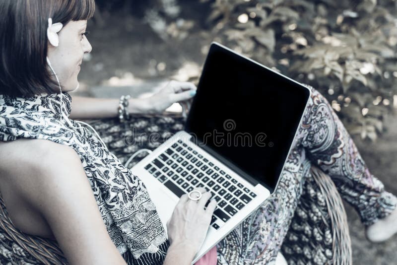 Jonge mooie vrouw die met laptop bij openlucht tropisch park, glimlach en het gelukkige ontspannende voelen in de ochtend werken stock foto Jonge mooie vrouw die met laptop bij openlucht tropisch park, glimlach en het gelukkige ontspannende voelen in de ochtend werken stock foto
