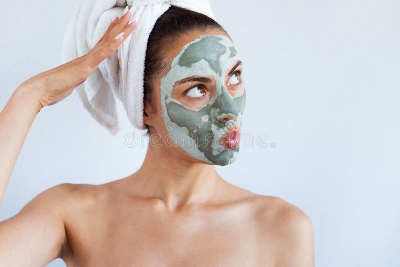 Jonge mooie vrouw in gezichtsmasker van therapeutische blauwe modder Kuuroord stock foto's Jonge mooie vrouw in gezichtsmasker van therapeutische blauwe modder Kuuroord stock foto's