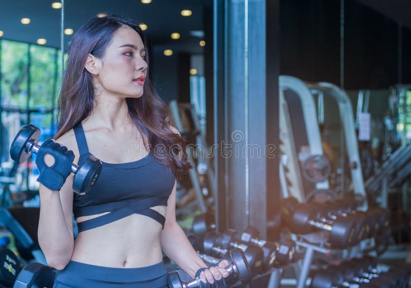 Jonge, mooie vrouw, goed figuur die oefeningen doet in de gyroscoop nieuwe generatie vrouwen die zich bewust zijn van hun gezondh royalty-vrije stock foto's Jonge, mooie vrouw, goed figuur die oefeningen doet in de gyroscoop nieuwe generatie vrouwen die zich bewust zijn van hun gezondh royalty-vrije stock foto's