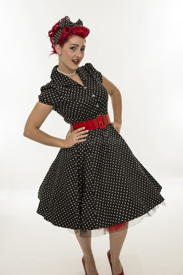 Jonge mooie vrouw in retro kleding stock foto's