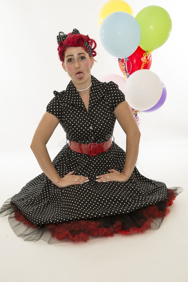 Jonge, mooie vrouw in retro jurk stock afbeelding