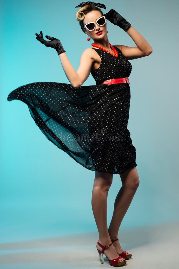 Jonge mooie vrouw in retro speld-omhooggaande stijl met fladderende kleding stock foto's Jonge mooie vrouw in retro speld-omhooggaande stijl met fladderende kleding stock foto's