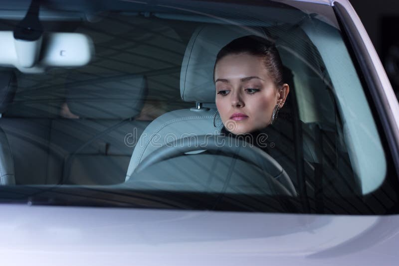 Jonge, knappe vrouw rijdt auto stock afbeeldingen