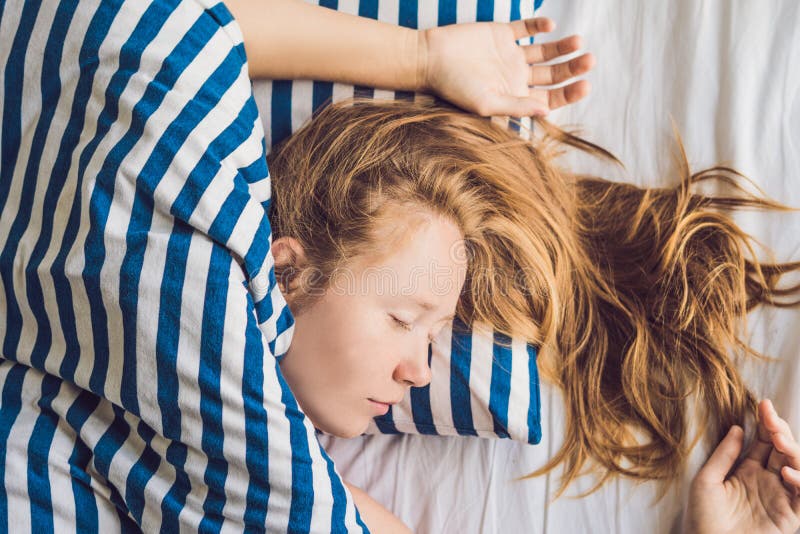 Jonge mooie vrouwenslaap in haar bed en het ontspannen in de ochtend stock fotografie Jonge mooie vrouwenslaap in haar bed en het ontspannen in de ochtend stock fotografie