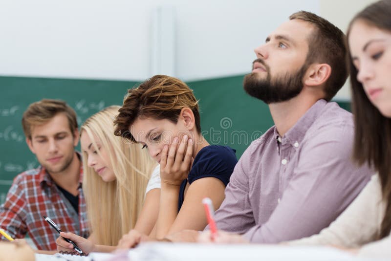 Jonge nadenkende mannelijke universitaire student stock afbeelding Jonge nadenkende mannelijke universitaire student stock afbeelding