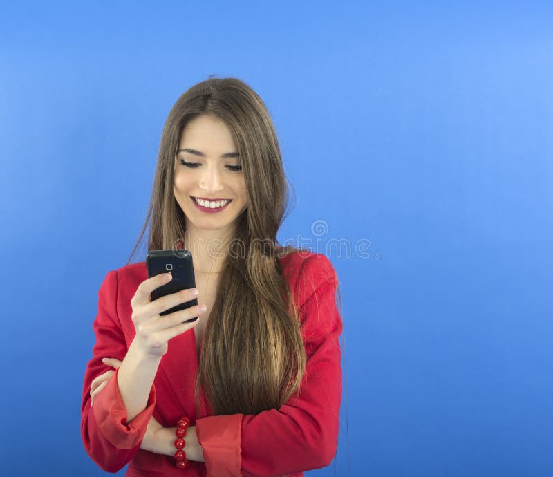 Jonge onderneemster die op slimme telefoon spreken stock foto's Jonge onderneemster die op slimme telefoon spreken stock foto's