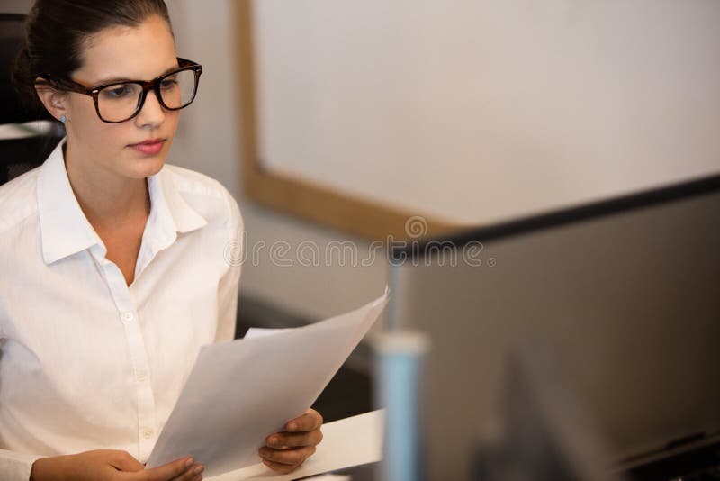 Jonge onderneemsterlezing documets royalty-vrije stock afbeelding Jonge onderneemsterlezing documets royalty-vrije stock afbeelding