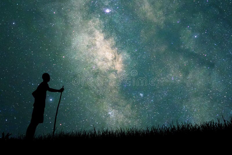 Jonge Ontdekkingsreiziger die op hemel bij nacht kijken te meespelen