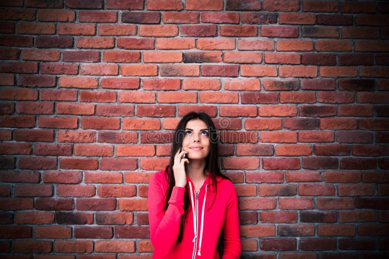 Jonge op de telefoon spreken en vrouw die omhoog kijken royalty-vrije stock afbeelding Jonge op de telefoon spreken en vrouw die omhoog kijken royalty-vrije stock afbeelding