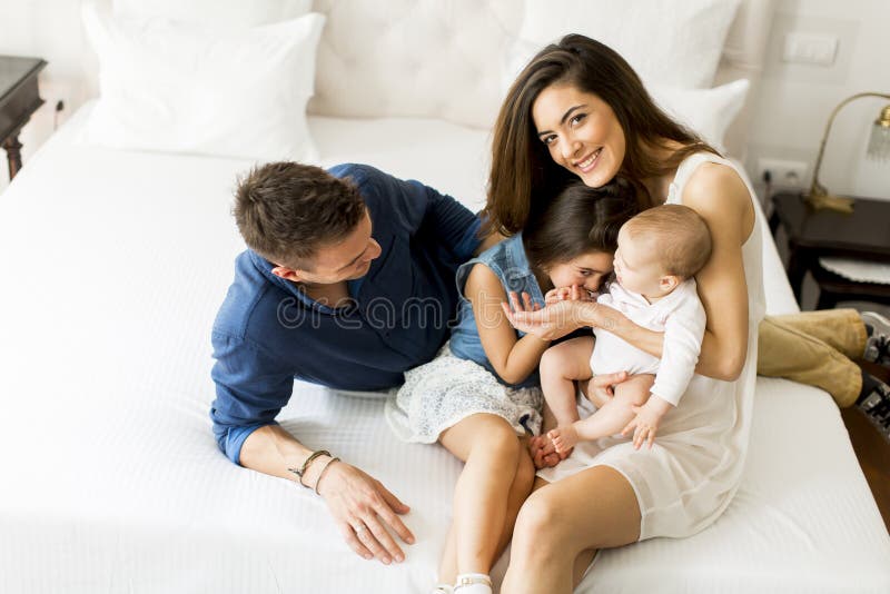 Jonge ouders met dochters in de ruimte royalty-vrije stock fotografie