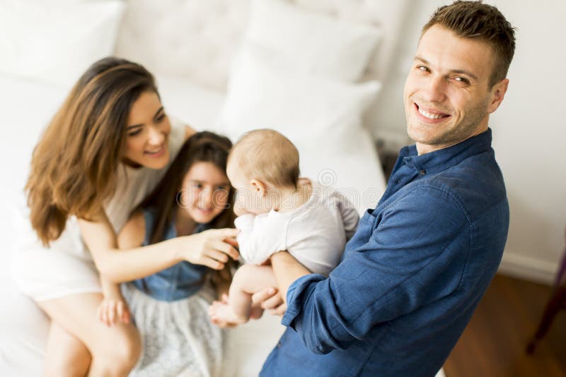 Jonge ouders met dochters in de ruimte royalty-vrije stock foto's