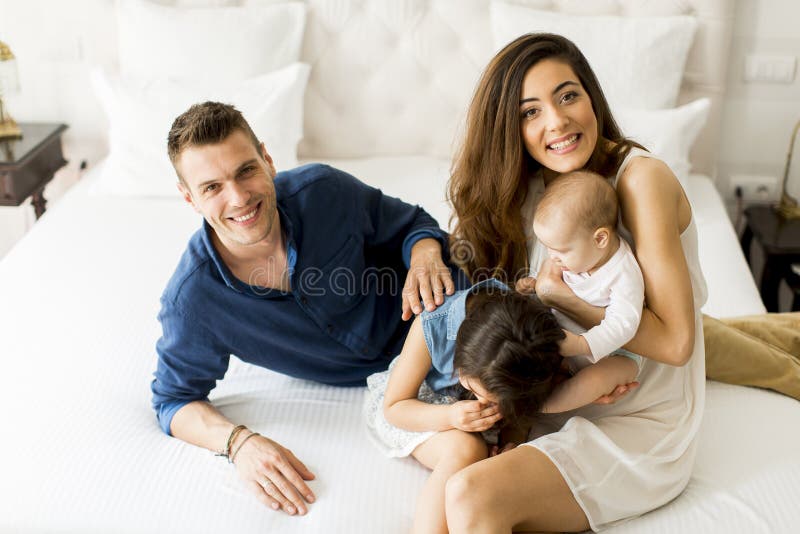 Jonge ouders met dochters in de ruimte stock afbeeldingen