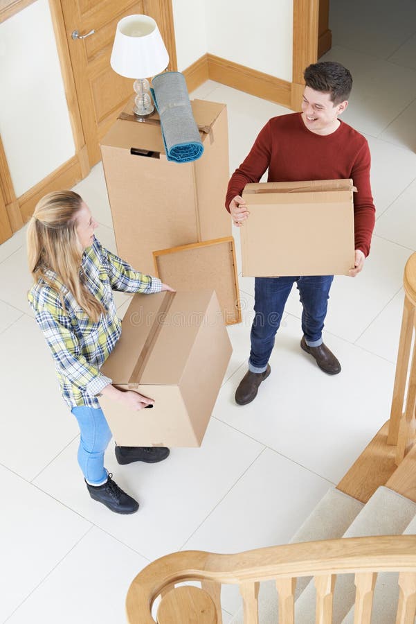 Jonge Paar Dragende Dozen bij zich het Bewegen in Dag stock fotografie Jonge Paar Dragende Dozen bij zich het Bewegen in Dag stock fotografie