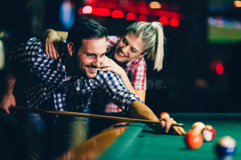 Jonge paar het spelen snooker samen in bar stock afbeeldingen Jonge paar het spelen snooker samen in bar stock afbeeldingen