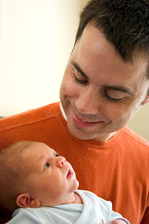 Jonge Papa met de Zoon van de Zuigeling stock foto's Jonge Papa met de Zoon van de Zuigeling stock foto's