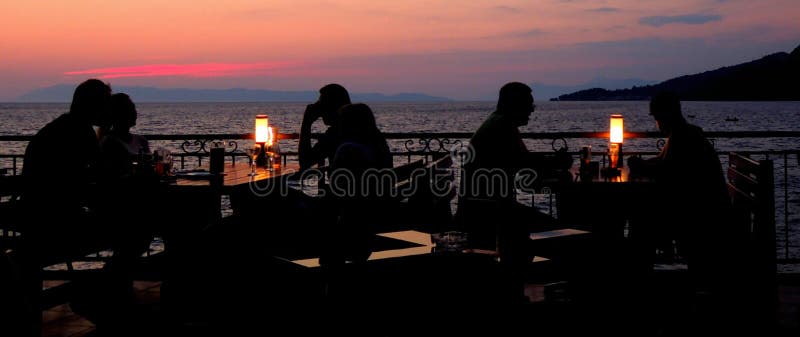 Jonge paren bij restaurant die diner hebben Silhouet stock fotografie Jonge paren bij restaurant die diner hebben Silhouet stock fotografie