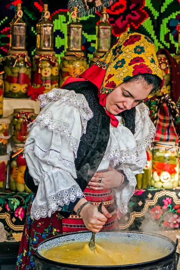 Jonge polenta van de vrouwenmengeling in een grote pot royalty-vrije stock afbeeldingen Jonge polenta van de vrouwenmengeling in een grote pot royalty-vrije stock afbeeldingen