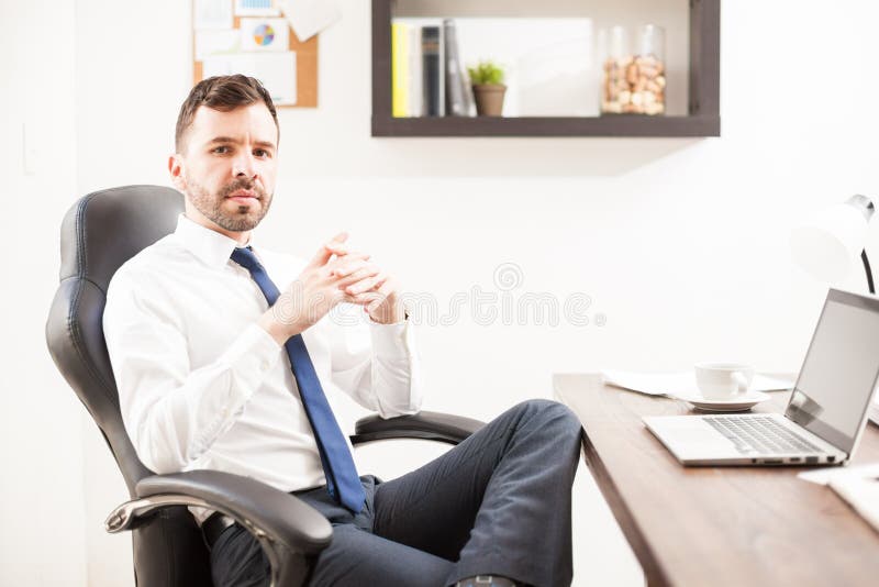 Jonge procureur die zeker op het werk bekijken stock fotografie Jonge procureur die zeker op het werk bekijken stock fotografie