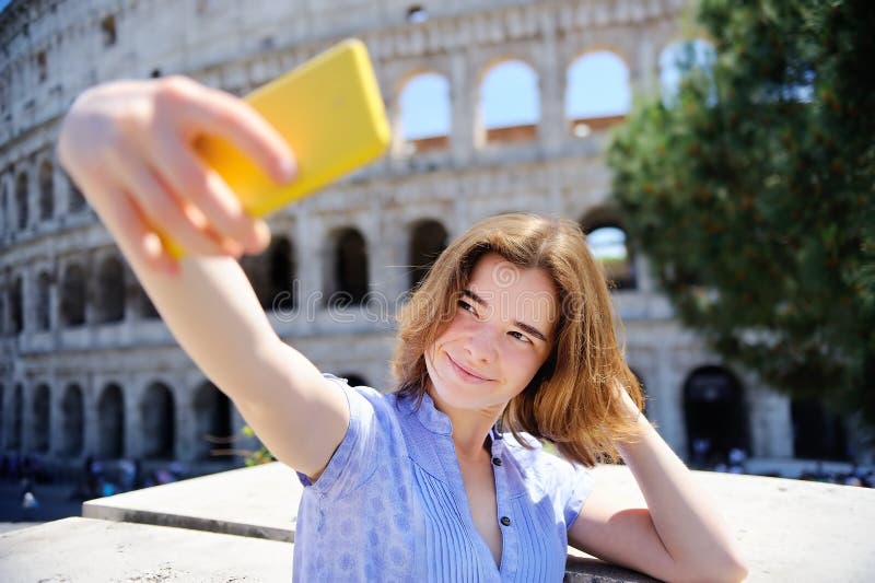 Jonge reiziger die selfie foto maken die Colosseum in Rome bevinden zich stock fotografie Jonge reiziger die selfie foto maken die Colosseum in Rome bevinden zich stock fotografie