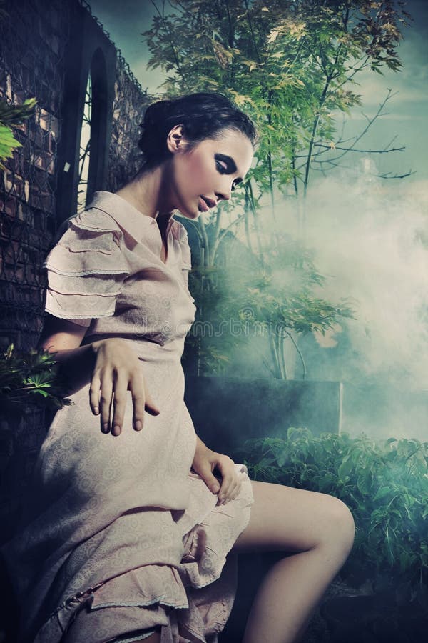 Jonge schitterende brunette royalty-vrije stock afbeeldingen Jonge schitterende brunette royalty-vrije stock afbeeldingen