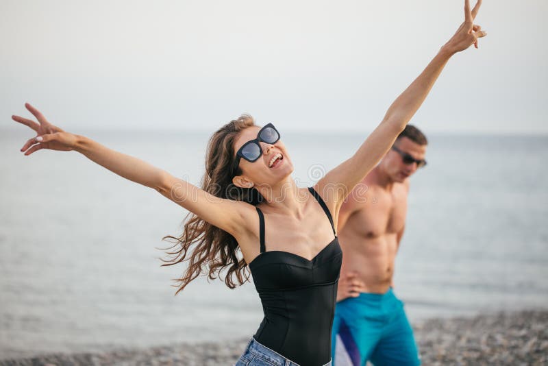 Jonge slanke mooie vrouw op strand, speels, het dansen, de zomervakantie, hebbend pret, positieve gelukkige stemming, royalty-vrije stock afbeelding Jonge slanke mooie vrouw op strand, speels, het dansen, de zomervakantie, hebbend pret, positieve gelukkige stemming, royalty-vrije stock afbeelding