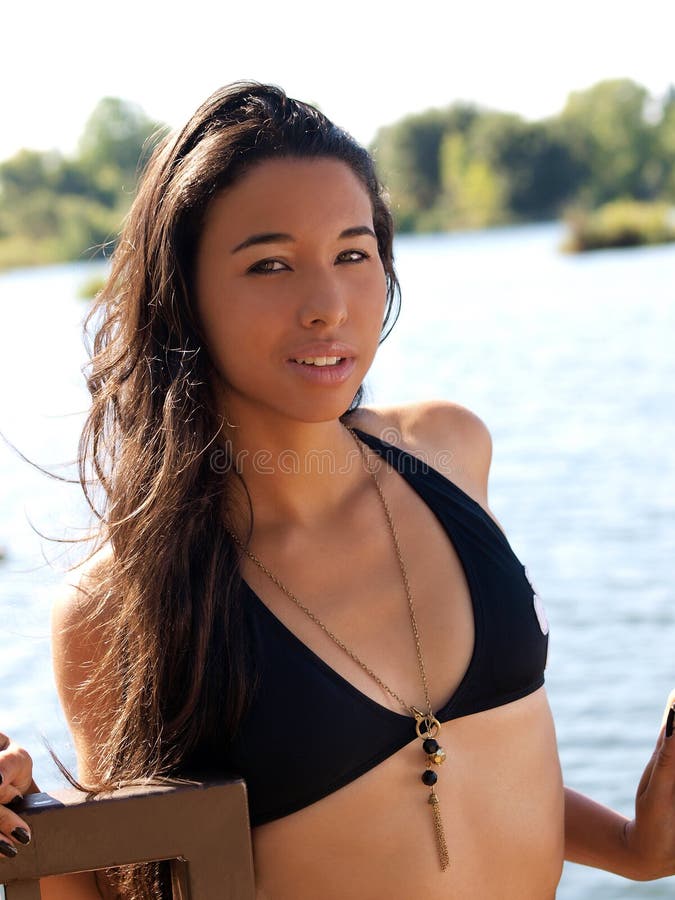 Jonge Spaanse zwarte de bikini hoogste rivier van de Vrouw stock fotografie Jonge Spaanse zwarte de bikini hoogste rivier van de Vrouw stock fotografie