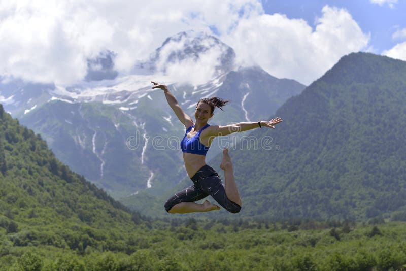 Jonge sportenvrouw die yoga op het groene gras in de zomer doen royalty-vrije stock fotografie Jonge sportenvrouw die yoga op het groene gras in de zomer doen royalty-vrije stock fotografie