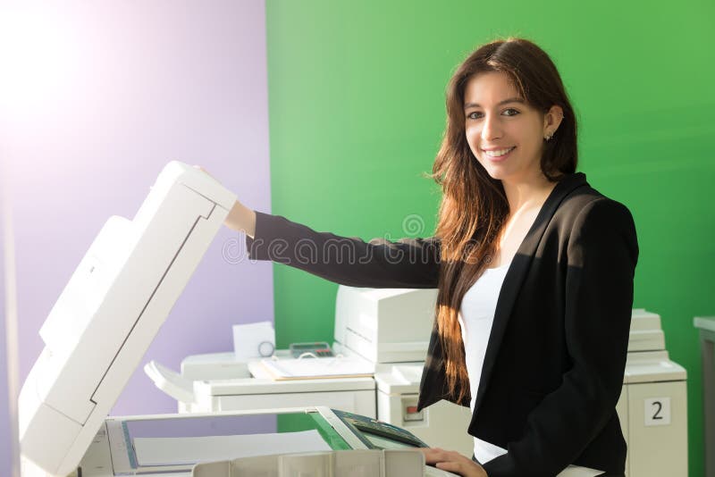 Jonge student op een exemplaarcentrum stock fotografie Jonge student op een exemplaarcentrum stock fotografie