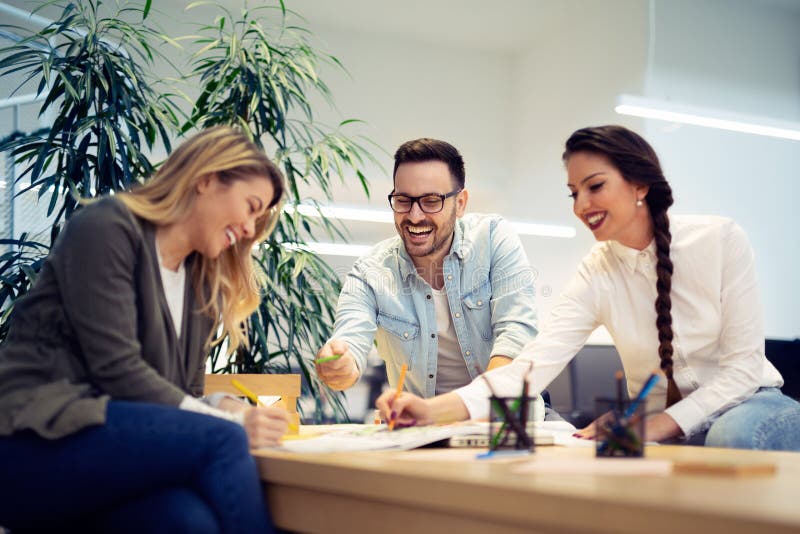 Jonge studenten die aan een project in de bibliotheek samenwerken stock afbeelding Jonge studenten die aan een project in de bibliotheek samenwerken stock afbeelding