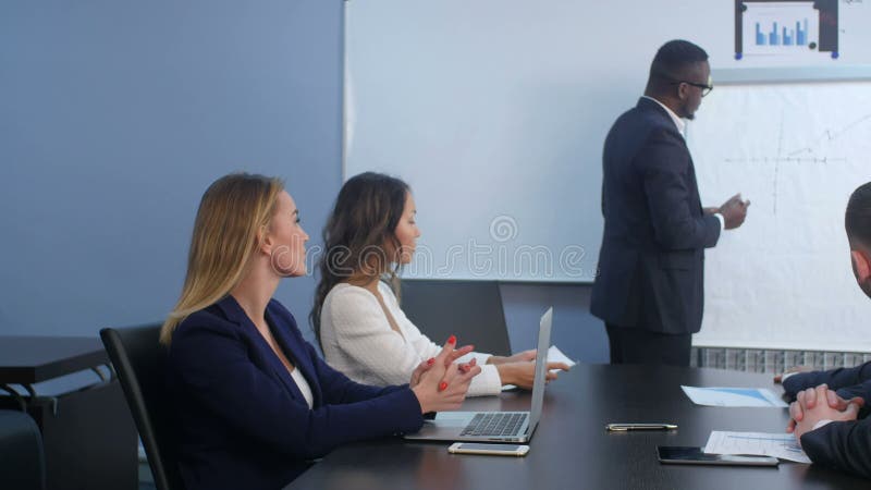 Jonge succesvolle afro-amerikaanse zakenman presenteert financieel seminar