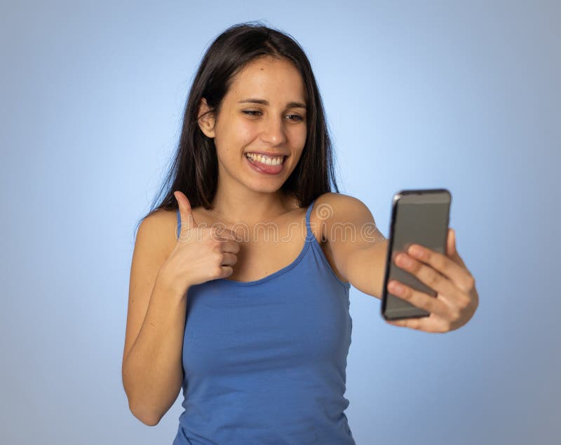 Jonge tienervrouw die selfie met mobiele smartphone voor sociale media nemen royalty-vrije stock fotografie Jonge tienervrouw die selfie met mobiele smartphone voor sociale media nemen royalty-vrije stock fotografie