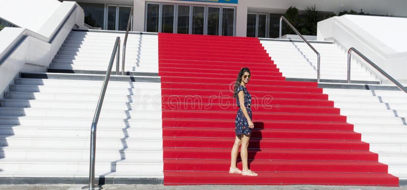 Jonge toeristenvrouw op het Rode tapijt in Cannes, Frankrijk Stairs van bekendheid stock foto's Jonge toeristenvrouw op het Rode tapijt in Cannes, Frankrijk Stairs van bekendheid stock foto's