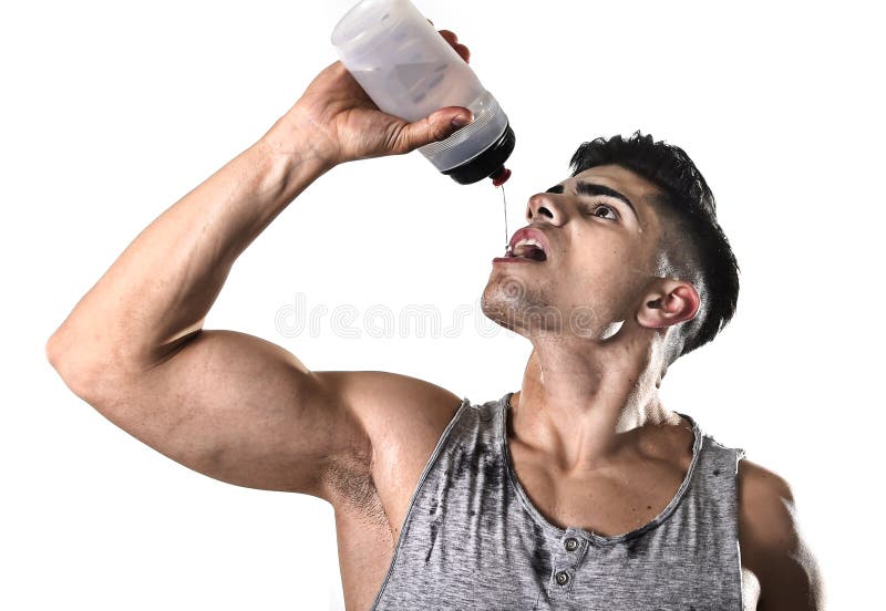 Jonge van de het drinkwaterholding van de atletieksportmens dorstige de flessen gietende vloeistof op zwetend gezicht stock foto Jonge van de het drinkwaterholding van de atletieksportmens dorstige de flessen gietende vloeistof op zwetend gezicht stock foto
