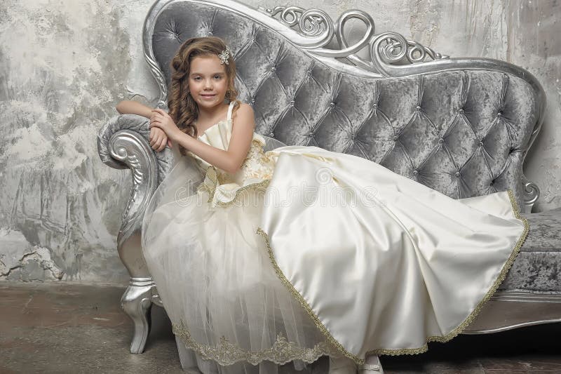 Jonge Victoriaanse prinseszitting op een zilveren bank royalty-vrije stock foto's Jonge Victoriaanse prinseszitting op een zilveren bank royalty-vrije stock foto's