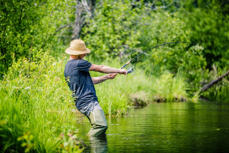 Jonge Visser Catching een grote Vis royalty-vrije stock foto Jonge Visser Catching een grote Vis royalty-vrije stock foto